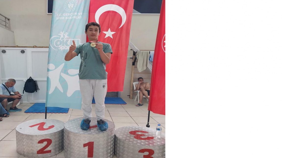 Okulumuz öğrencilerinden Alper Akgül Nevşehir'de yapılan Özel sporcular Türkiye şampiyonasında 50 m sırt üstü Türkiye şampiyonu